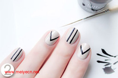 彩色条纹美甲 美丽出色