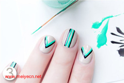 彩色条纹美甲 美丽出色