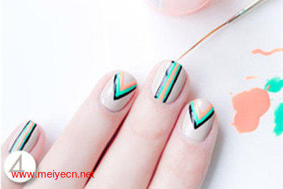 彩色条纹美甲 美丽出色