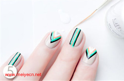 彩色条纹美甲 美丽出色