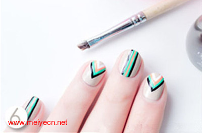 彩色条纹美甲 美丽出色